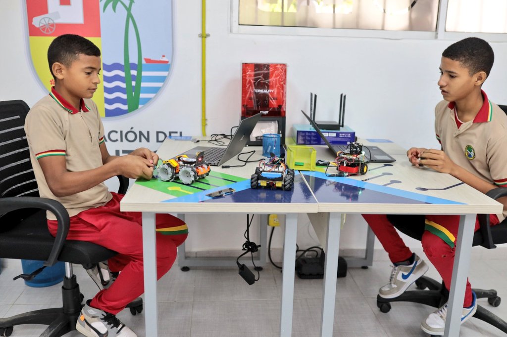 cataucgo's tweet photo. Ya son 5 #LivingLabs con los que estamos  beneficiando a más de 350 grupos de investigación @Ondas_Atlantico, y más de 20 mil estudiantes que hacen parte de estos clubes de ciencia  en todo el departamento.

Conócelos en:
https://t.co/XtaohKJkmN

#InnovaciónParaLaGente https://t.co/7N6r0VXef8