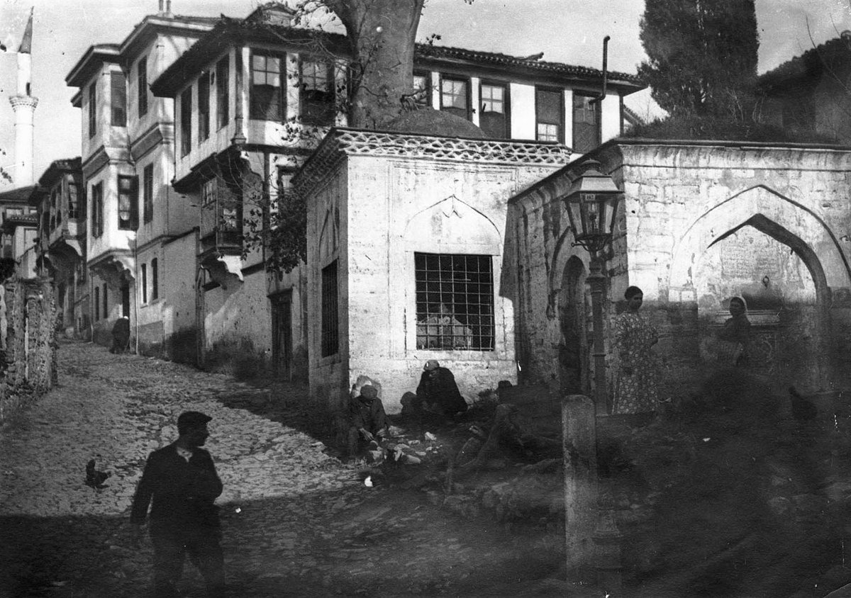 tevarihiselanik's tweet photo. @mimarimiras @Ahmetozturkmahi Çeşmenin oldukça yakından çekilmiş bir fotoğrafı. Arkasında bulunan yapı bir türbedir. Bugünkü Kassandrou caddesinde idiler. Günümüzde konaklar dahil fotoğraftaki tüm yapıların yerinde apartmanlar yükseliyor. https://t.co/Te7tDMdGMd