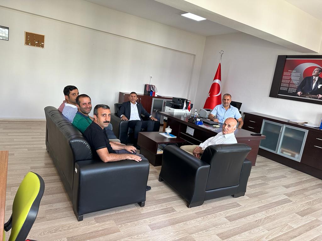 ebsdiyarbakir1's tweet photo. Şube Yönetimimiz ile beraber yeniden yönetici  görevlendirmesi kapsamında Kayapınar Rehberlik ve Araştırma Merkezi  Müdürlüğüne  atanan Eyüp Yıldız'a hayırlı olsun ziyaretinde bulunduk. 
Müdürümüze  yeni görevinde başarılar dileriz. https://t.co/UfufNddpPD
