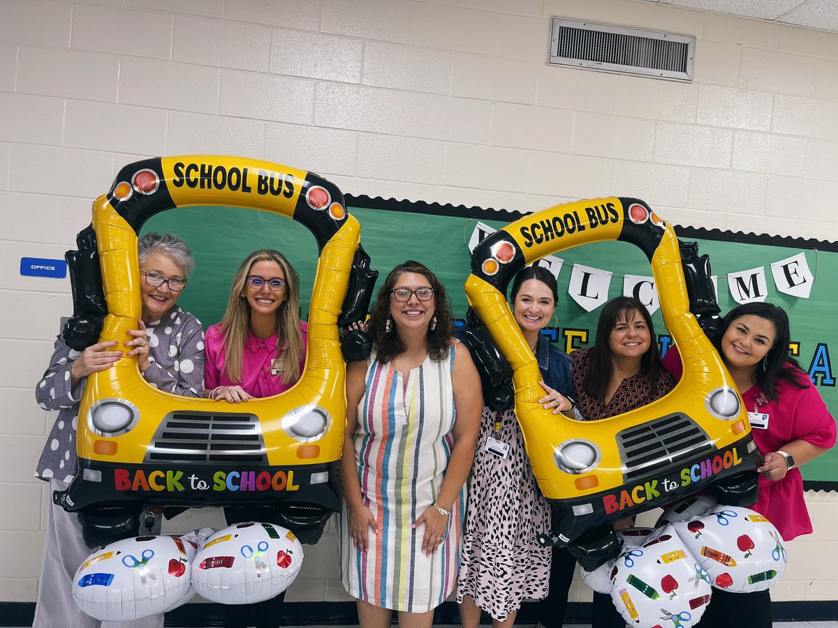 KelsieMorris12's tweet photo. All the positive vibes and best practices in action at @club_estates today! #CCISDPride #CCISDStrongerTogether 💙🐻💛 https://t.co/RzipRxGwGc