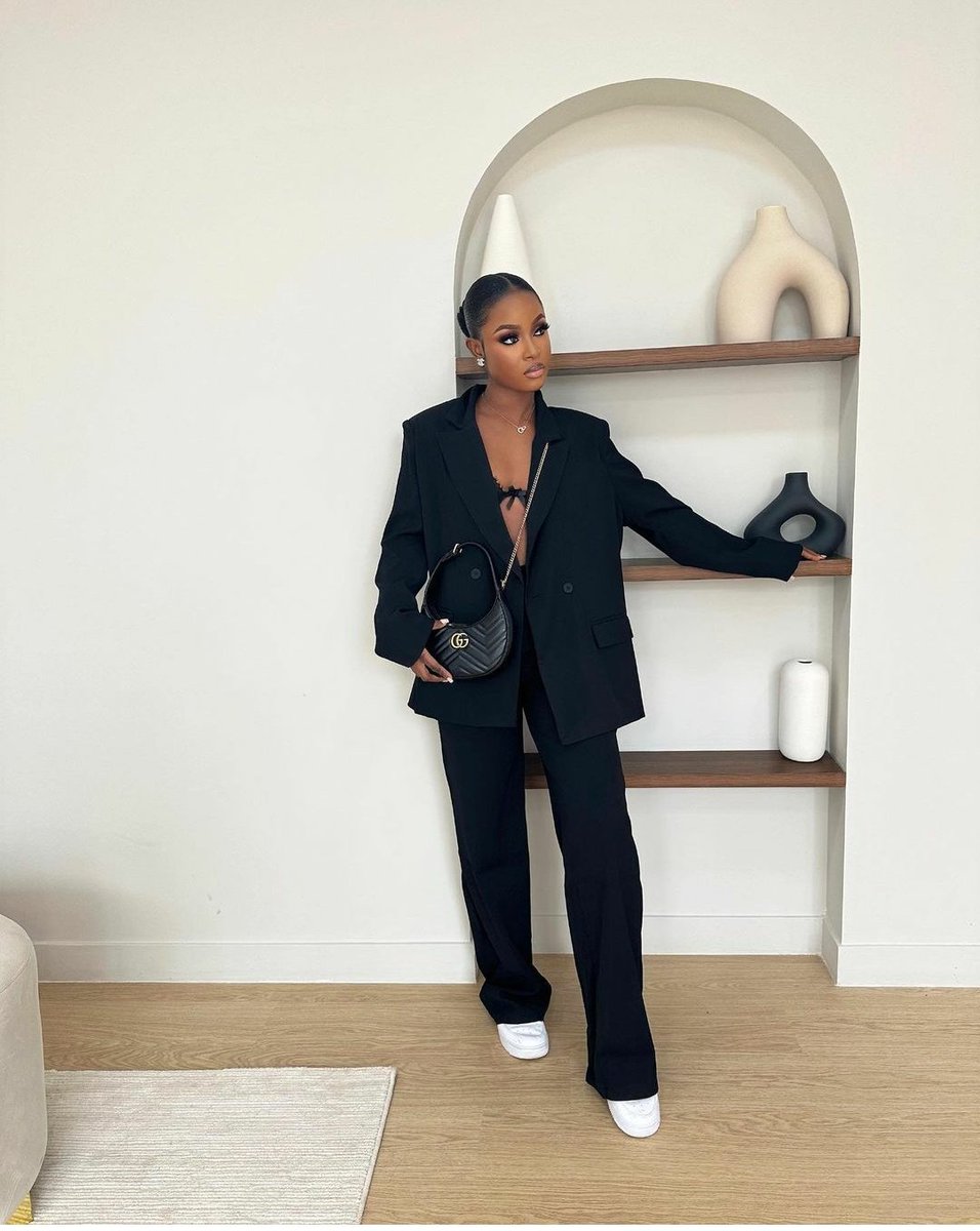 RanksAfrica's tweet image. 2023 AFRICA'S 100 BEST DRESSED COMING SOON

Bella Okagbue is undeniably a fashionista with an impeccable sense of style. Her Instagram account is filled with stunning fashion choices that are truly captivating. It's no wonder she's considered "hot to handle" in the fashion world.…