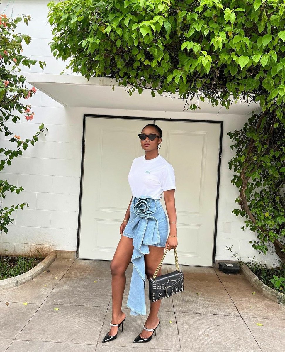 RanksAfrica's tweet image. 2023 AFRICA'S 100 BEST DRESSED COMING SOON

Bella Okagbue is undeniably a fashionista with an impeccable sense of style. Her Instagram account is filled with stunning fashion choices that are truly captivating. It's no wonder she's considered "hot to handle" in the fashion world.…