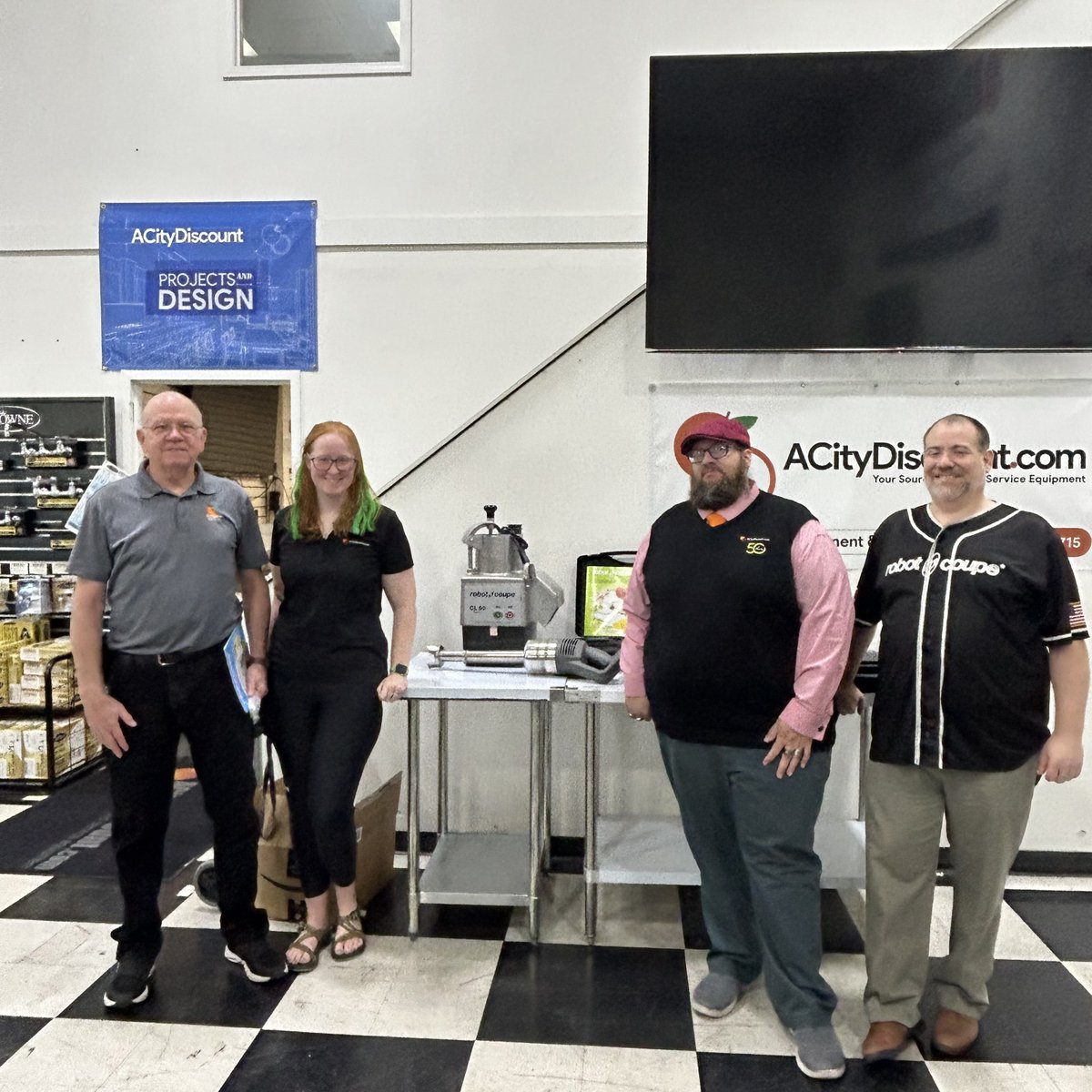 A big thanks to our partners at Robot Coupe! Jay Johnston provided our team with an insightful training session on their cutting-edge line of food processors, immersion blenders, and the exciting new commercial blenders set to launch by the end of 2023. #robotcoupe