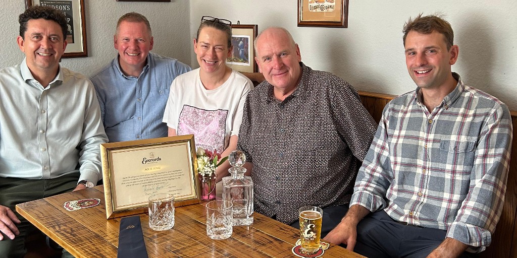 Congrats to Mick from the New Inn, Enderby on becoming the 66th member of The Everards Quarter Century Club! 

'For 25 years, Mick has run the New Inn with traditional hospitality, delivered with charm & humour. His cake-baking skills are legendary!' says Matt. 

#lemondrizzle