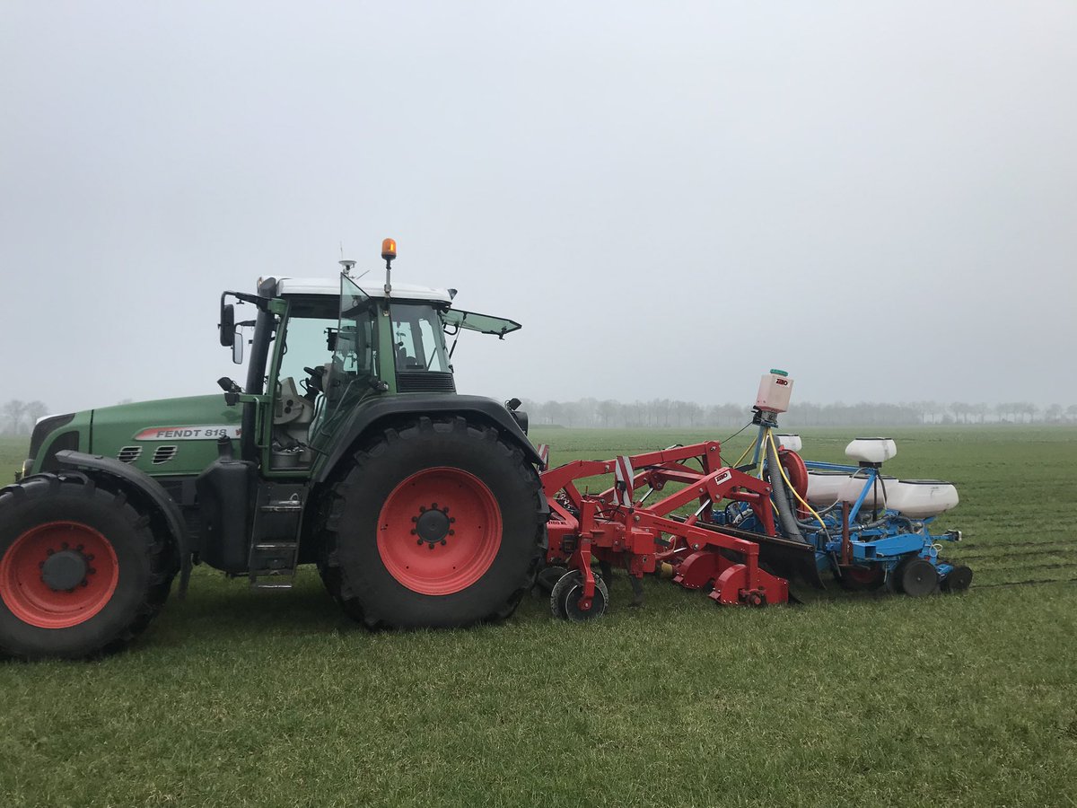 henkpol12's tweet photo. https://t.co/AkoayuZLro

Doorzaaien in een bestaande grasmat met een kruiden rijk mengsel is een goede optie als het aandeel engels raaigras nog voldoende is en zonde is om dat onder te ploegen! https://t.co/FFKtlN6mve