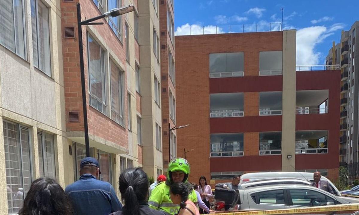 ❌Temblor causó tragedia en Bogotá: una mujer se lanzó por ventana por el miedo al sismo. Esto fue lo sucedido. ➤ eltiempo.com/bogota/temblor… Los hechos ocurrieron exactamente en el barrio Madelena, en el Conjunto Madelena Urbano II.