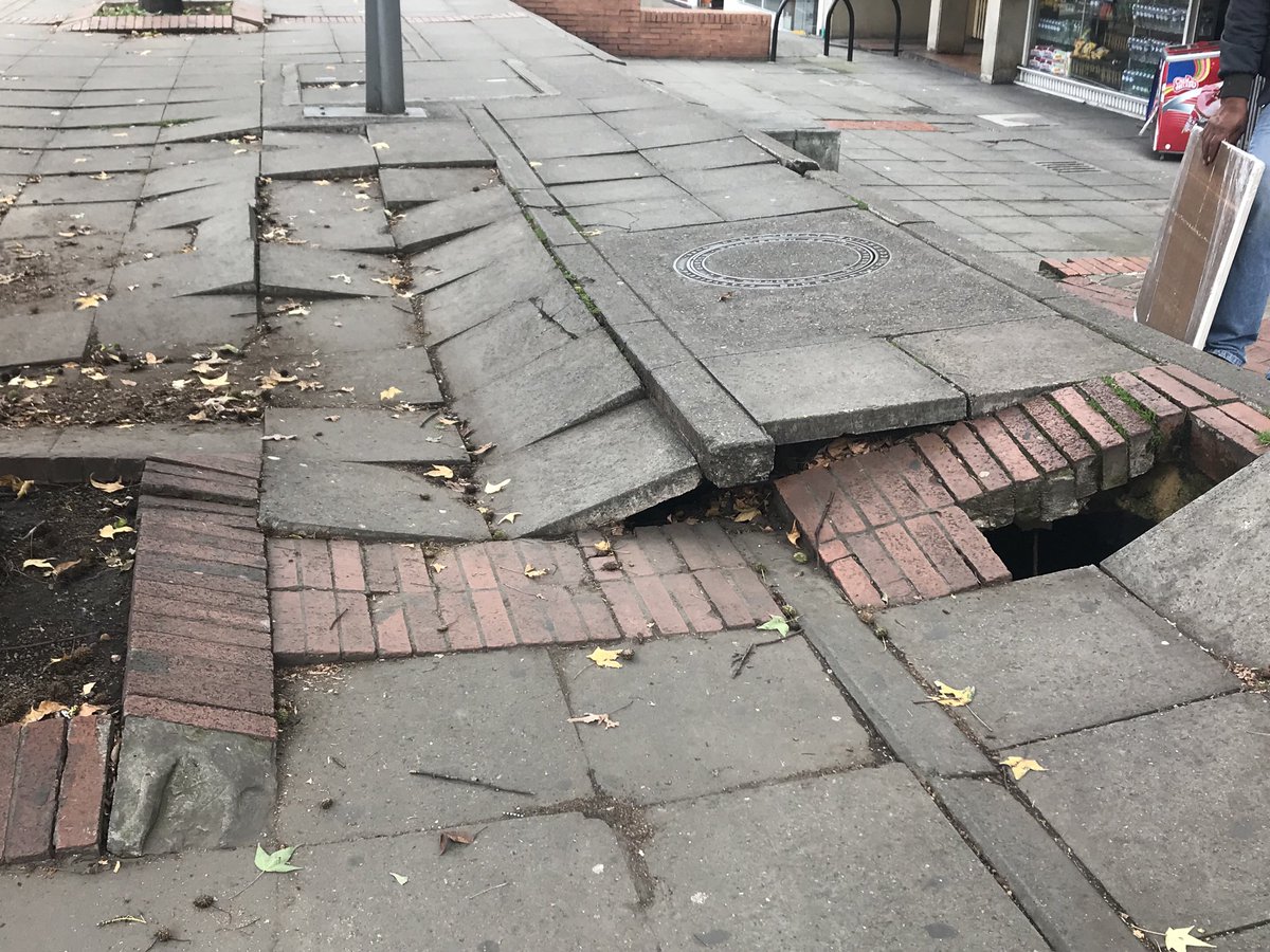 taltalivan's tweet photo. Qué visaje como quedaron las calles de Bogotá después del temblor. https://t.co/GtbdwgueTG