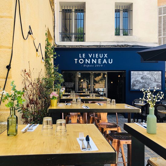 In 2 weeks, #ESIL2023 is taking place (you can still register until Saturday!), following last years' success, we will again have 'Early-Career Drinks' following the official reception🍹🍻 
➡️Join us on Aug 31, from 9.30pm at the terrace of 'Le Vieux Tonneau' - please share!  🫶