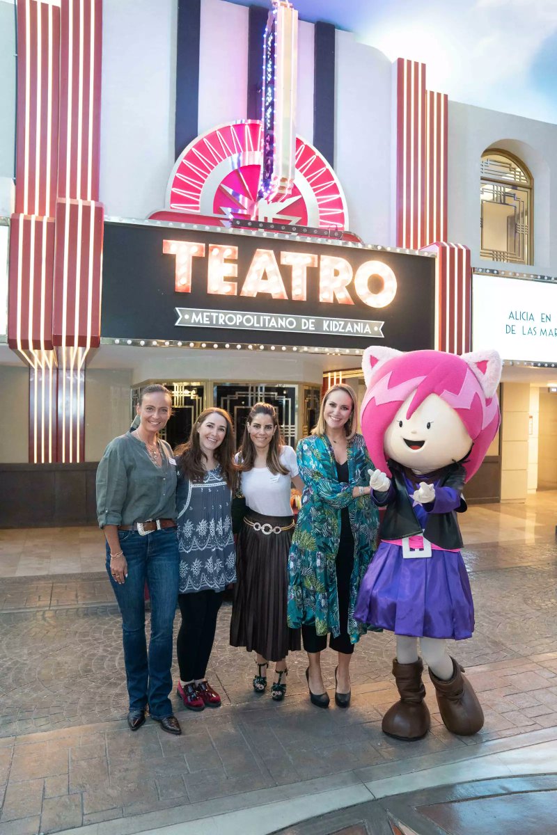 minmin_ce's tweet image. Una vez más, me sacó de onda pero no le tomé mucha importancia, aunque si andaba nerviosa porque no quería estar en el área de bailar (teatro) porque #introvertida.