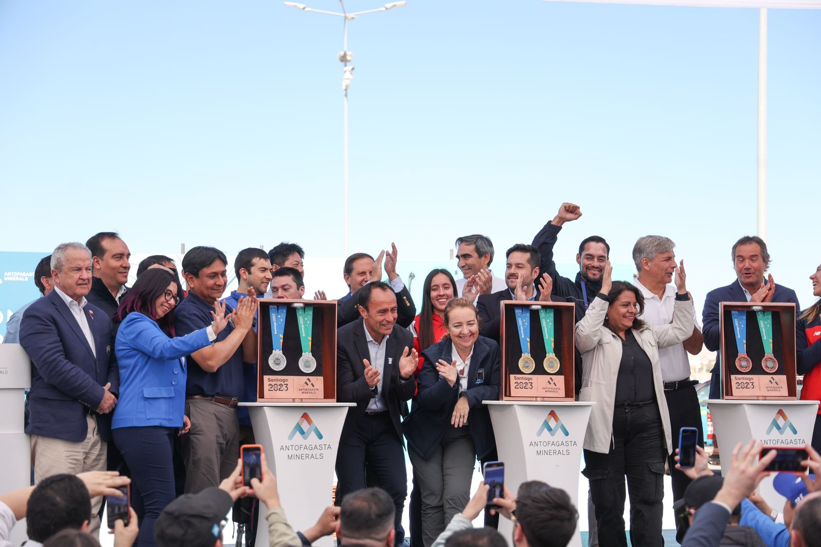 Autoridades presentan medallas Santiago 2023