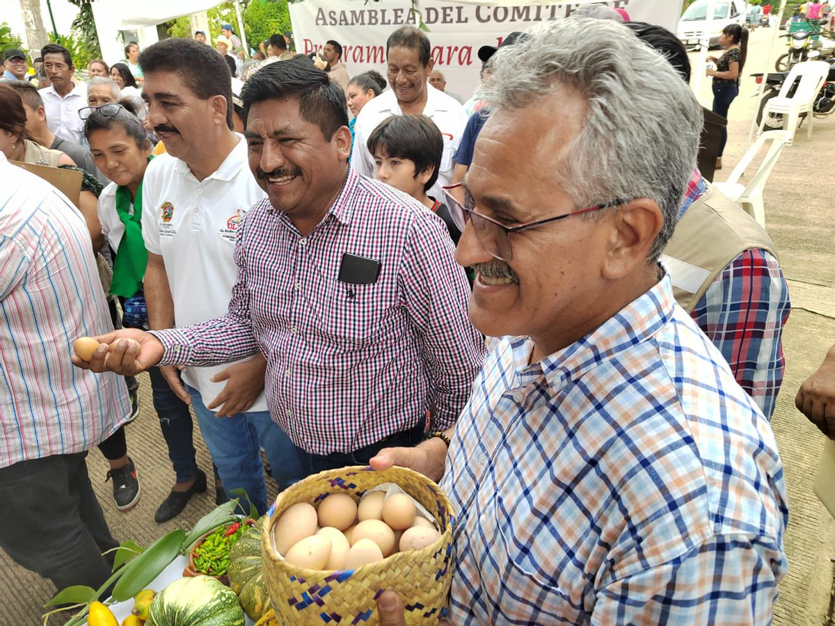 Raul_PaulinH's tweet photo. La gira en #Veracruz por la instalación de Comités para el #Bienestar, me permitió también saludar a las y los  campesinos de #SembrandoVida, quienes mediante los #tianguiscampesinos impulsan la economía de sus localidades. #ProduciryTransformar https://t.co/5iEMEGoLTX