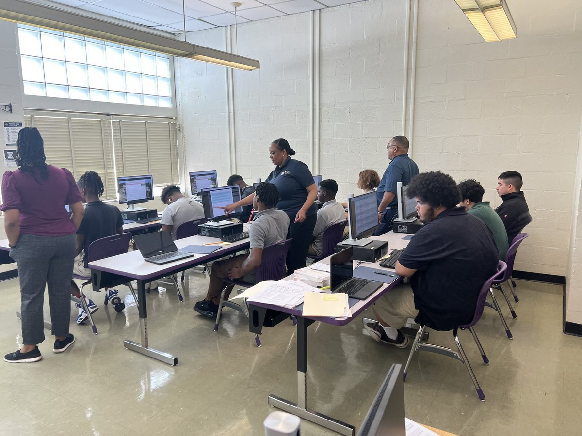 AndrePerezSLCC's tweet image. SLCC’s College Reach-Out Program (CROP) team takes the show on the road as they assist LPSS students at the WD & Mary Baker Smith Career Center enroll in Dual Enrollment courses using the College’s Mobile Campus Services unit.@southlacc