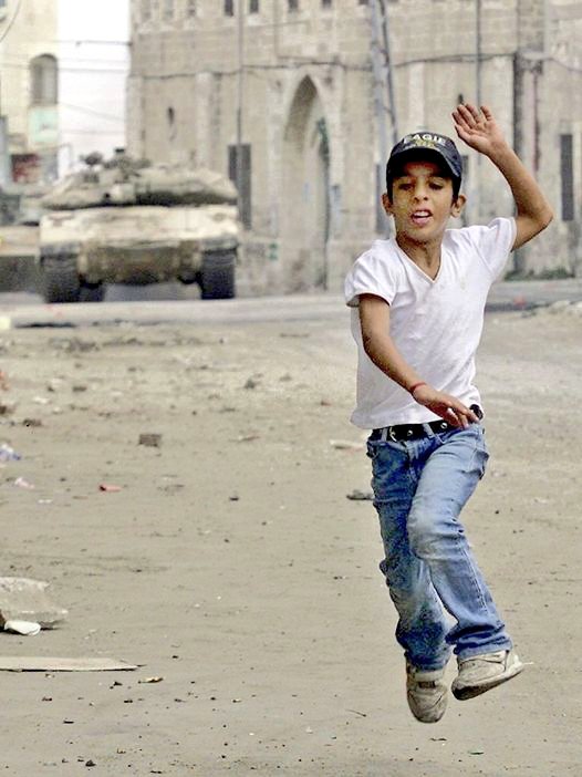 manelmarquez's tweet photo. Resistir a la ocupación de #Palestina no es un delito, es una obligación moral para todo palestino/a.
Mustafa Al-Kastouni corría, el 2002, de los tanques de #Israel que arrasaron su barrio #Jenin.
Hoy ha sido asesinado como combatiente de la resistencia con 32 años. ارقد في سلام https://t.co/FEfTTi9bmW
