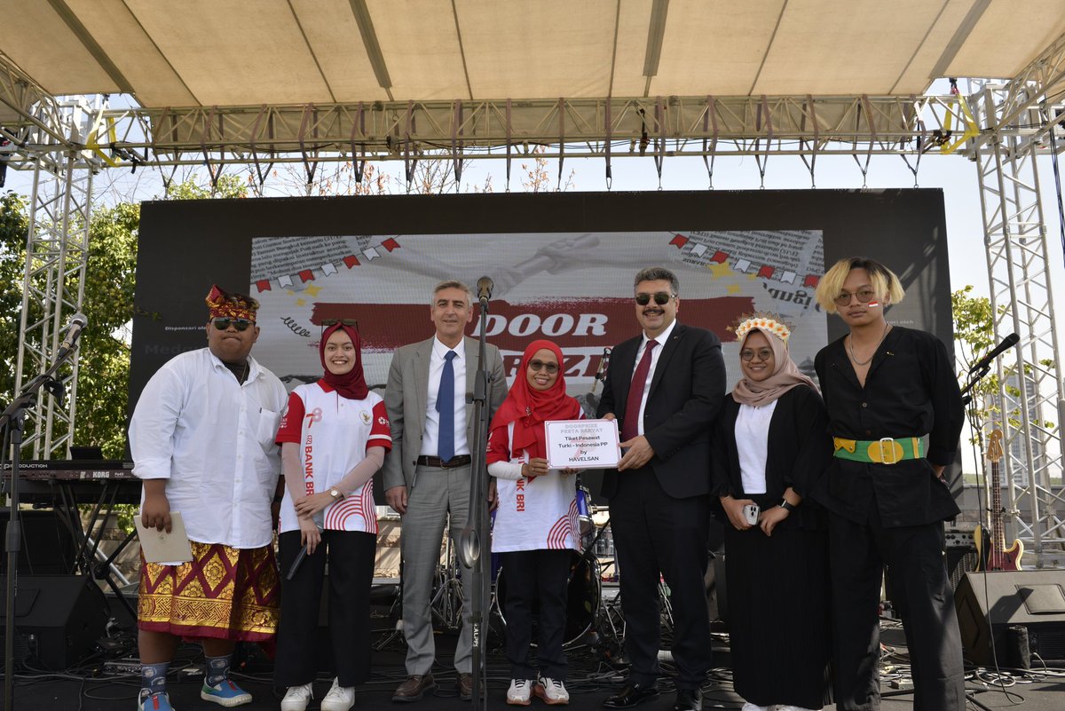 IndonesiaAnkara's tweet photo. WNI di Turki rayakan HUT RI ke-78 dengan menggelar bazar akbar dihibur oleh penyanyi ibukota, Denada. Tidak kurang dari 40 pelaku UMKM berpartisipasi pada perayaan kali ini yang berlangsung di Wisma Duta Park, Ankara, Turki (17/8).

https://t.co/W9KAxzoxry https://t.co/eIPacsnRnK