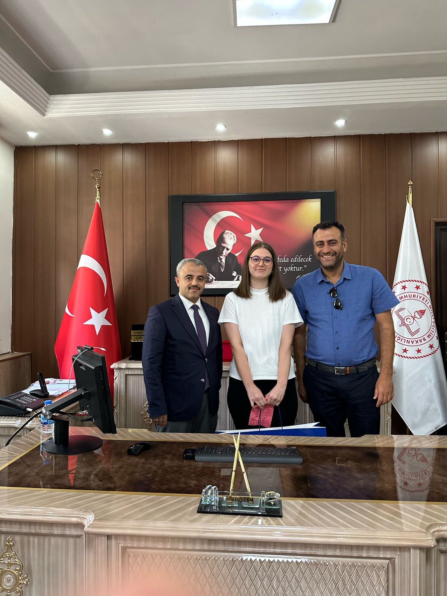 SilopiMEM's tweet photo. Silopi Bahçeşehir Koleji öğrencilerinden, EA alanında il birincisi olan Safiye BİRLİK ve İlçe Milli Eğitim Müdürümüz Sayın Murat BİLEN İl Milli Eğitim Müdürümüz Sayın Mirza ÇAZIM tarafından ağırlanmış ve öğrencimize başarısından dolayı hediye verilmiştir. 
@bilennmurat https://t.co/98K2arKgeM