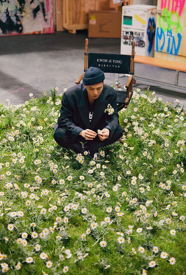 unniepop's tweet photo. ¡Felicidades 🥳!  Con motivo de su cumpleaños 35, las fans volvieron tendencia la frase “FOREVER YOUNG G-DRAGON” para celebrar al idol. 

¿Cuál es tu canción favorita de G-DRAGON 🤔?

#GDRAGONYEAR35 
#GDRAGON 
#KWONJIYONG 
#JIYONG https://t.co/DWc4fAQvRU