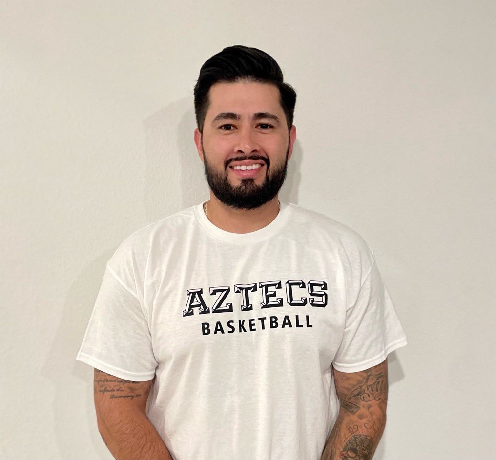 ElDoHoops's tweet photo. We are beyond excited to welcome Jimmy Martinez to our Boys Basketball staff! He brings in great experience and love for the game 🏀 

Experience: 

Head Coach Ft Stockton HS
Assistant at Ft Stockton HS
Head Coach at East Montana MS

Welcome to the EMPIRE! https://t.co/9A5wX1crdM