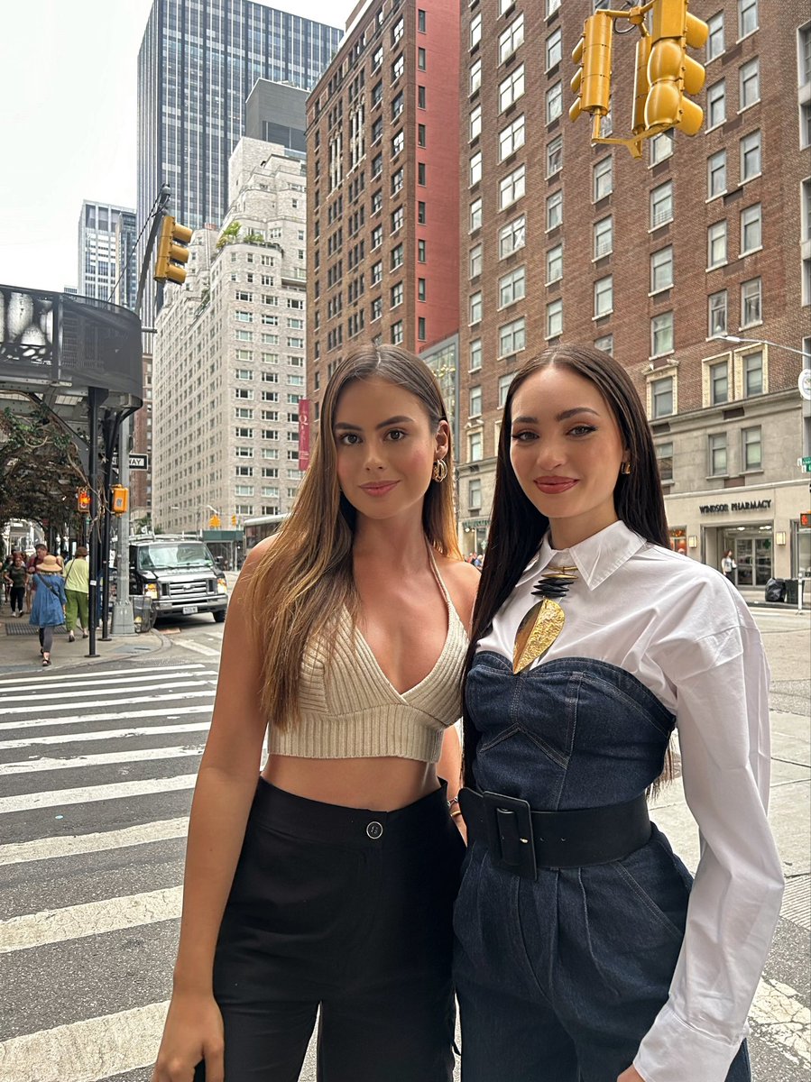 YeniferHernandz's tweet photo. Normal, salir por la calle en New York y encontrarse a la miss universo https://t.co/sk6UBGZ6qs