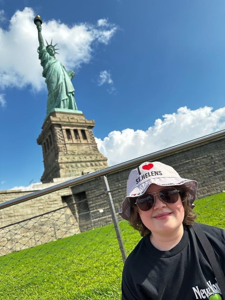 #ILoveStHelens

How cool is this 🙌🏻

@JudeRiordan proudly wearing his #ILoveStHelens Bucket Hat in front of #statueofliberty 

The #ILoveStHelens bucket hats are available in Black or Sand @sthelensgala @ruskinsthelens 
27th August 

#sthelenstogether ❤️

@BubbleCustom