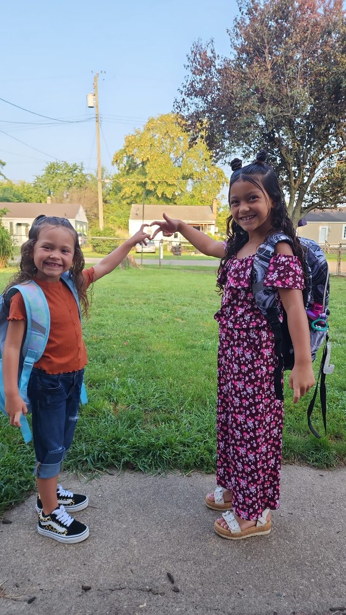 MiddletownOH's tweet photo. 😁 We can't get enough of these back to school smiles!!
📸 Thank you to everyone who helped capture their student's #MiddiesFirstDay moments.
Head to our Facebook page to see more!

💜 PS Some of these photos made it to the front page of https://t.co/YA2dWwZQmv

#MiddieRising https://t.co/PIJlXXhe5s
