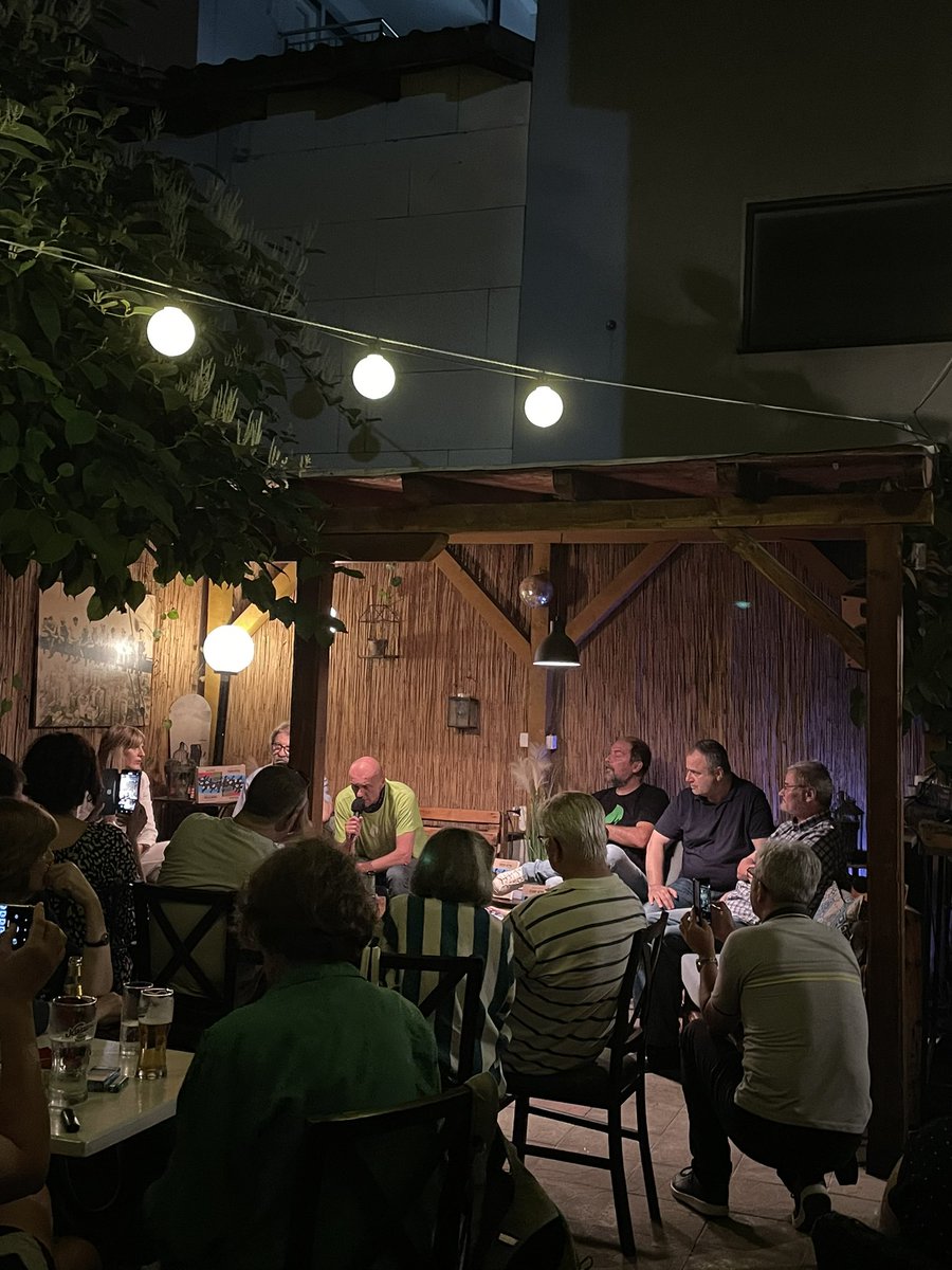 LelaMilivojevic's tweet image. Aplauz za #Corax na promociji knjige Hanibala Kovača “Kamo sutra” u #Valjevo @OnlineDanas @novi_optimizam  @PredragCorax