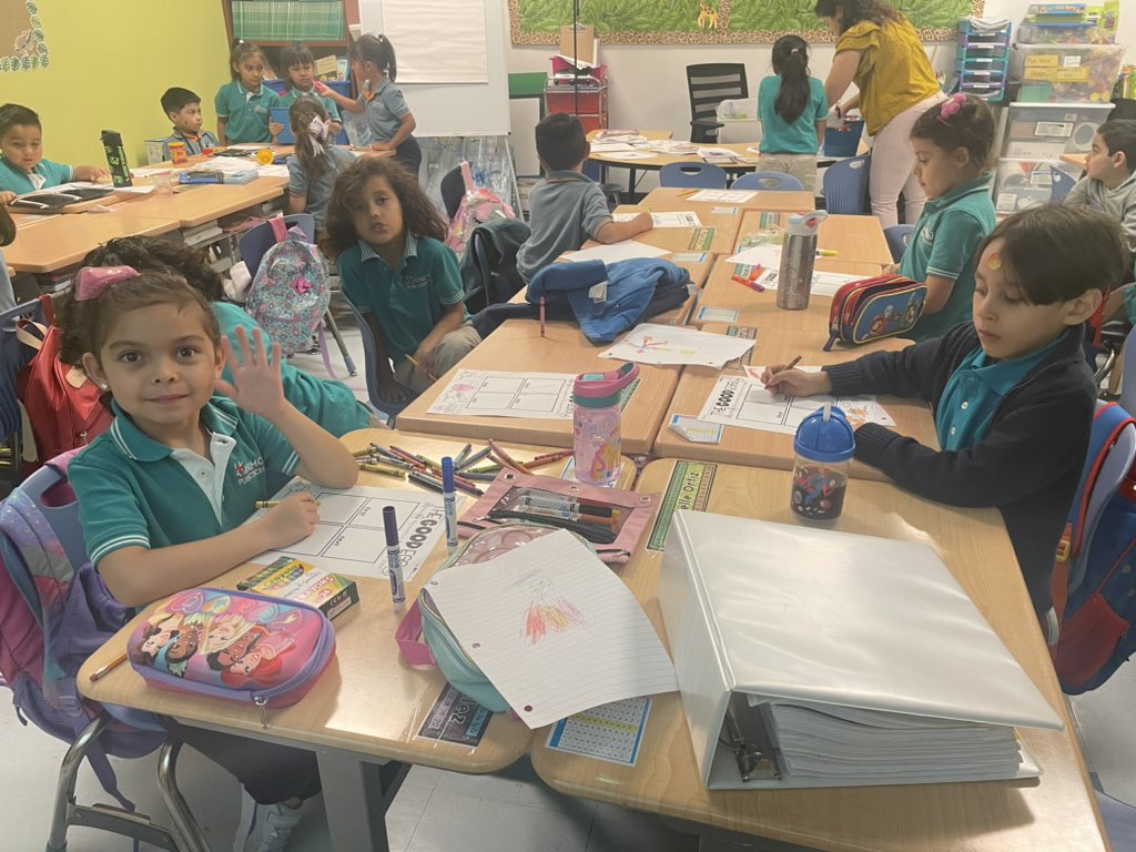 HSILaredo's tweet photo. We challenge our scholars to do their best in and out of the classroom and they are off to a great start. 

Our scholars are engaged in class and while walking the halls at lunch. Great job Tigers! 

We see you learning and growing!

#ApplyHarmony https://t.co/UEvLm7MOZg