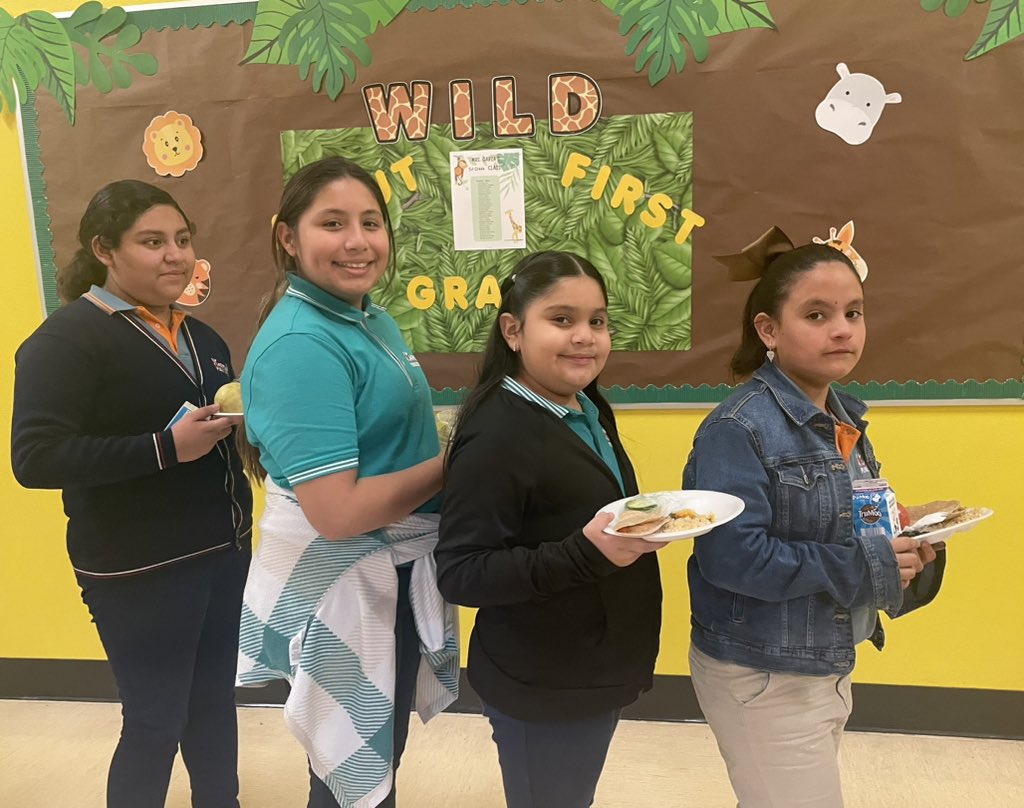 HSILaredo's tweet photo. We challenge our scholars to do their best in and out of the classroom and they are off to a great start. 

Our scholars are engaged in class and while walking the halls at lunch. Great job Tigers! 

We see you learning and growing!

#ApplyHarmony https://t.co/UEvLm7MOZg