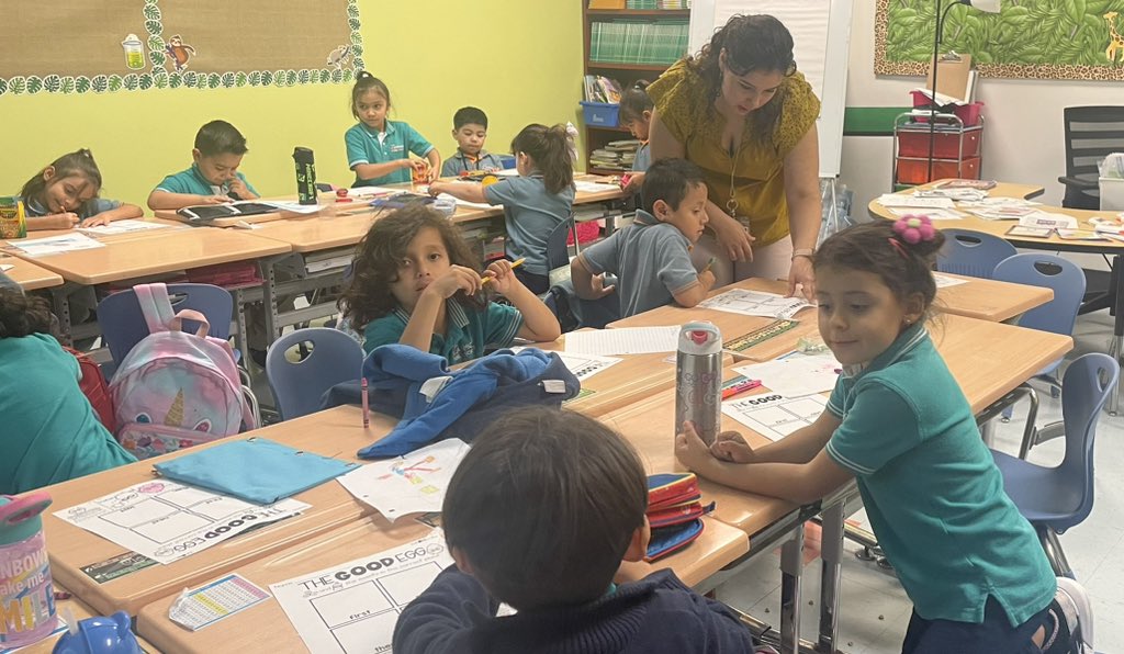 HSILaredo's tweet photo. We challenge our scholars to do their best in and out of the classroom and they are off to a great start. 

Our scholars are engaged in class and while walking the halls at lunch. Great job Tigers! 

We see you learning and growing!

#ApplyHarmony https://t.co/UEvLm7MOZg