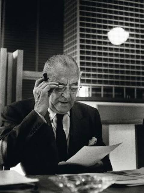 #UnDíaComoHoy murió Mies van der Rohe el 17 de agosto de 1969 en Chicago, Illinois, Estados Unidos.

Simplemente un genio.

'La arquitectura es la voluntad de la época traducida en espacio.'

#MiesVanDerRohe