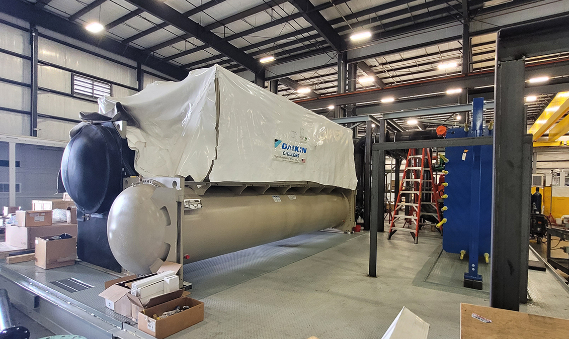Systecon_Inc's tweet photo. #Modular works well for expansion &amp; multi-phase builds. Pictured is Phase 3 of a modular #chillerplant. Components include Systecon’s #VariPrime® chilled water system (1800 GPM), condenser water system (4100 GPM), piping, VFDs, &amp; controls. #factorybuilt #modularutiltysolutions https://t.co/aq7rpoRGva