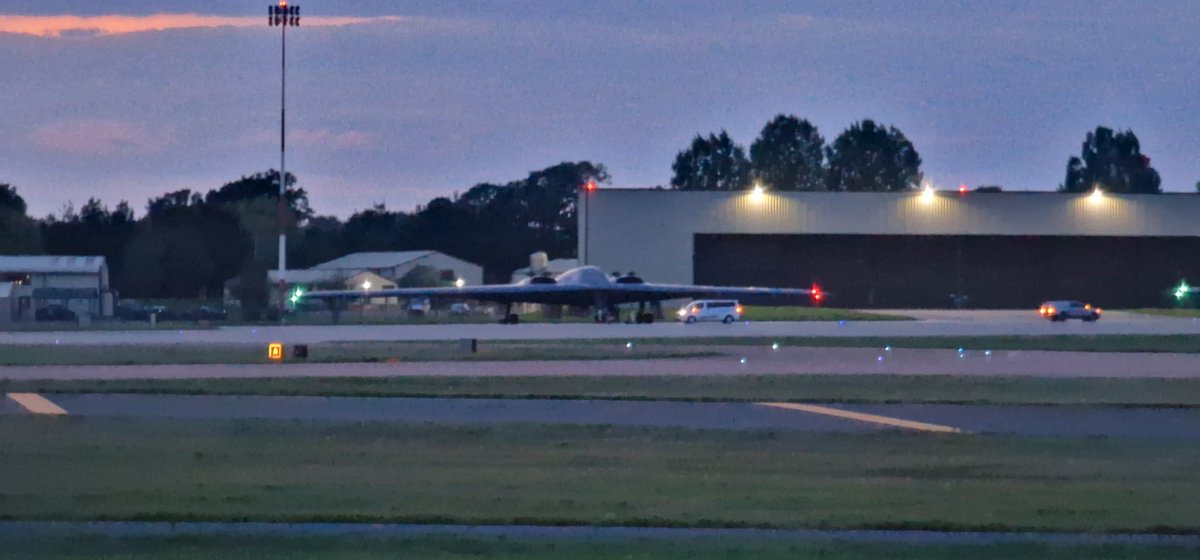 B2 stealth bombers on the ground at RAF Fairford 🇬🇧. They're currently deployed to Keflavik in Iceland 🇮🇸 . #BomberTaskForce 

Working on a video for YouTube.

@Saint1Mil @scan_sky @TheIntelFrog @thenewarea51