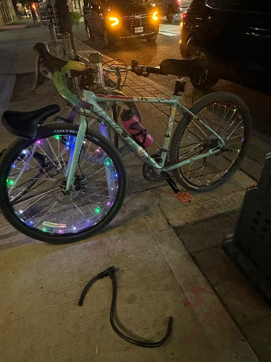 Bike Thief SCUM on #KingStreetWest #Toronto tried to jack my bike last night, got through the ABUS wire lock but were STOPPED✋ by my #KRYPTONITE which kept my baby safe!! <a href="/kryptonitelock/">kryptonitelock</a> THANK YOU!! #torontocyclist #cycleTO #bikelife #biketheft #torontolife