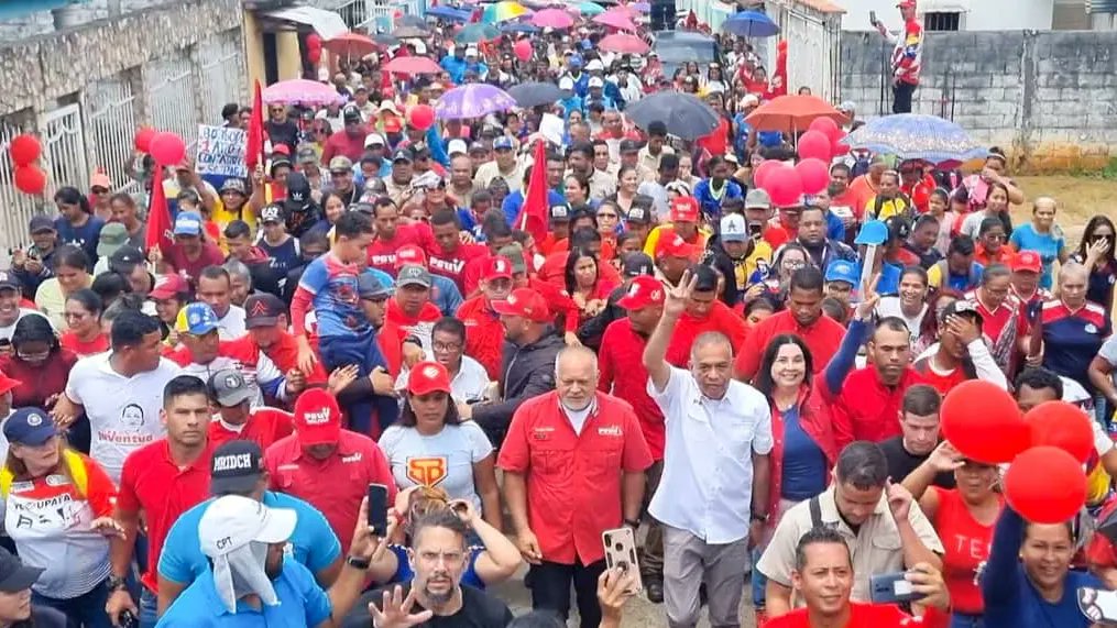 tatachavista's tweet photo. Con alegría la Militancia Revolucionaria de Upata nos acompañó en la Gran Marcha en apoyo al Pdte. @NicolasMaduro encabezada por el Primer Vicepresidente del PSUV, @dcabellor y  el gobernador del estado Bolívar @amarcanopsuv 
@partidopsuv 
@PSUVBolivarAPC https://t.co/QtSgNiC5Mw