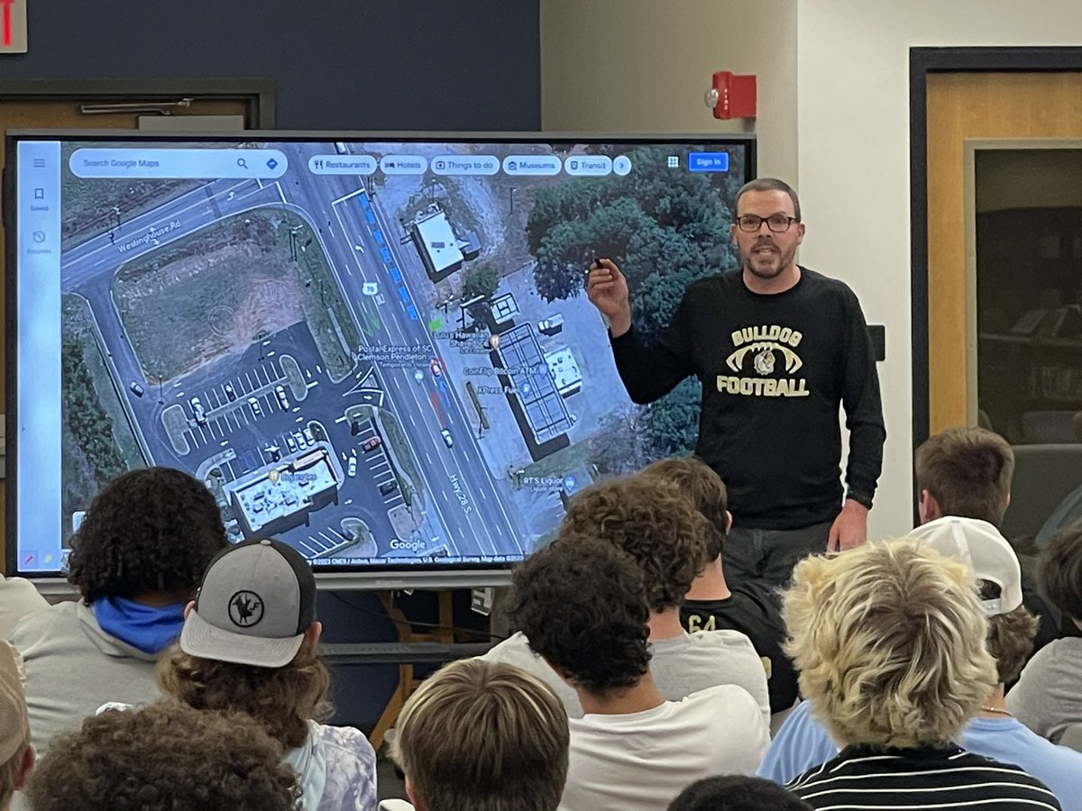 Señor Plonk is our 1st Faculty Coach of the Week and is addressing the Bulldogs on game day eve!
He challenged the guys to do their job! #DDVP #2eparat3 #DoYourJob