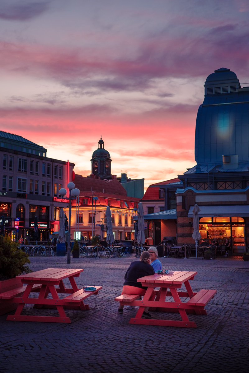 Caught up in moments

#caughtup #inthemoment #beautifulskies #redskydelight #swedishskies #takingamoment #withfriendsandfamily #ricohgr3x #gothenburg