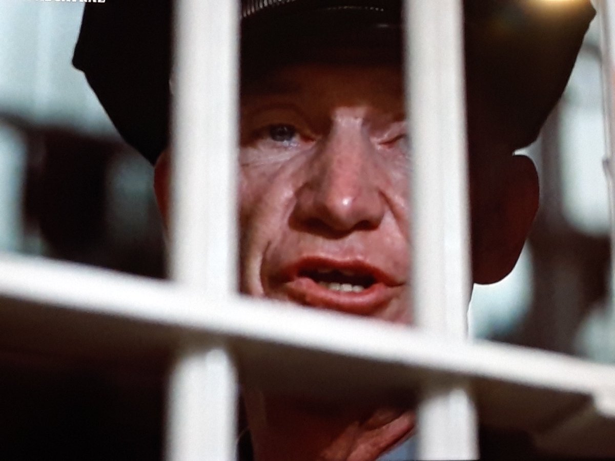 - Ti assegno un lavoro permanente. Al laboratorio di falegnameria. Avrai anche la paga.
- quanto?
- 15 cents l'ora.
- allora è vero che il crimine non paga.

#FugaDaAlcatraz (1979)