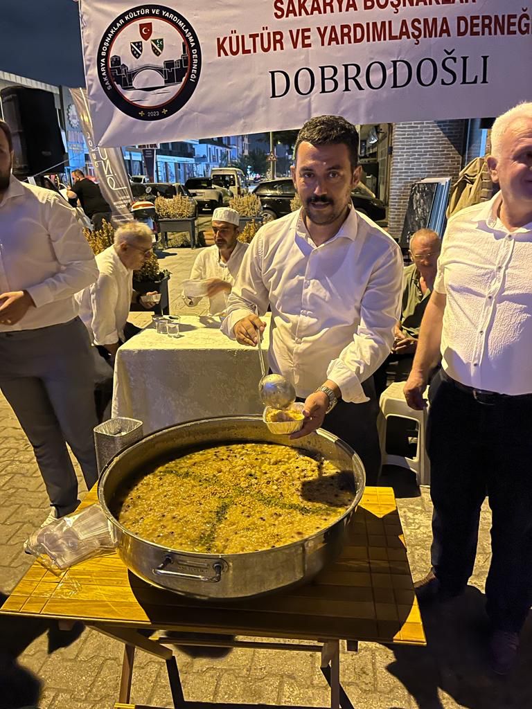 RumeliSakarya's tweet photo. Sakarya Boşnaklar Derneği nin  17.Agustos depreminin 24. yıldönümünde düzenledikleri mevlit programına  Başkanımız Aytaç Demirci ve yöneticilerimizle birlikte katıldık. Emeği geçen Dernek Başkanı Furkan Berk ve yöneticilerine teşekkür ediyoruz. Allah niyetlerini kabul eylesin. https://t.co/mKstJlC03q