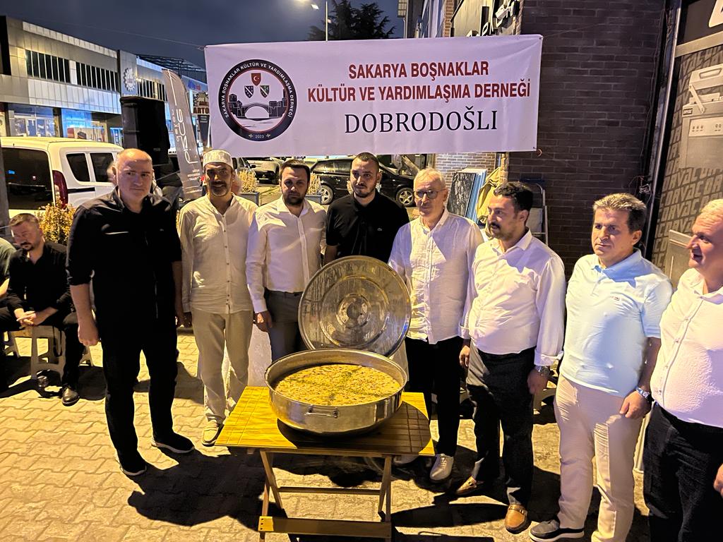 RumeliSakarya's tweet photo. Sakarya Boşnaklar Derneği nin  17.Agustos depreminin 24. yıldönümünde düzenledikleri mevlit programına  Başkanımız Aytaç Demirci ve yöneticilerimizle birlikte katıldık. Emeği geçen Dernek Başkanı Furkan Berk ve yöneticilerine teşekkür ediyoruz. Allah niyetlerini kabul eylesin. https://t.co/mKstJlC03q