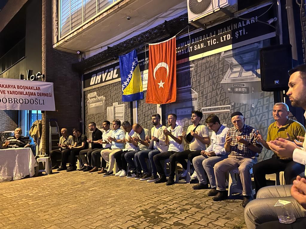 RumeliSakarya's tweet photo. Sakarya Boşnaklar Derneği nin  17.Agustos depreminin 24. yıldönümünde düzenledikleri mevlit programına  Başkanımız Aytaç Demirci ve yöneticilerimizle birlikte katıldık. Emeği geçen Dernek Başkanı Furkan Berk ve yöneticilerine teşekkür ediyoruz. Allah niyetlerini kabul eylesin. https://t.co/mKstJlC03q