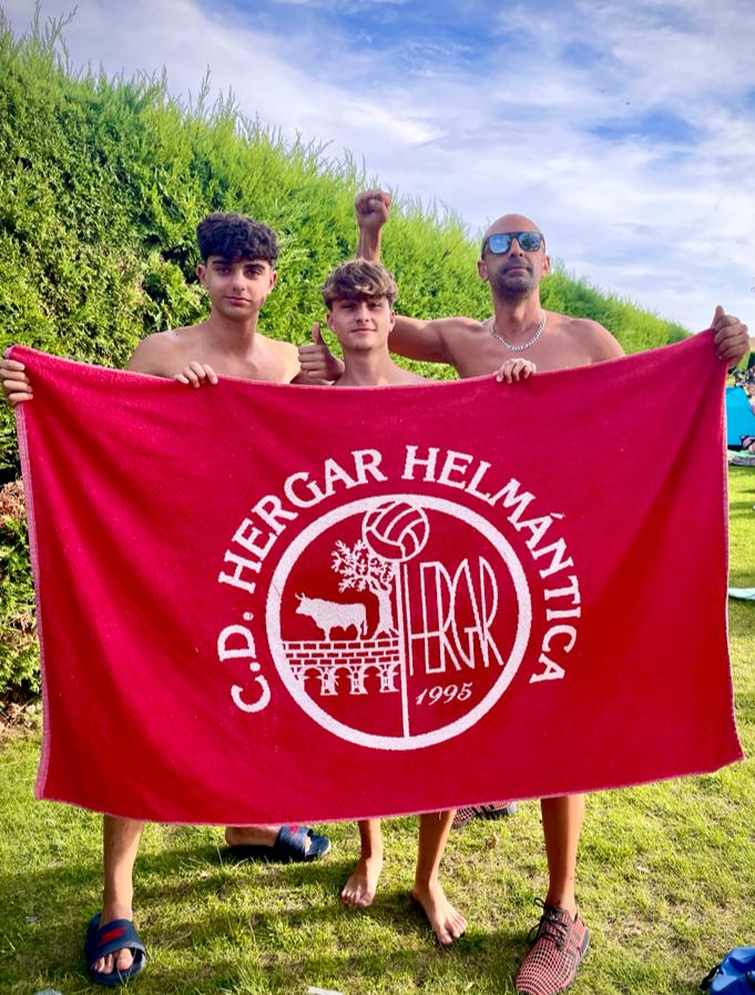cdHergar's tweet photo. Que sí... Que ya nos pica el mono de fútbol, pero las vacaciones siguen. Aquí tenemos a Álex, Iván y 'Chuchi' presumiendo del rojo del #Hergar.

#VeranoDeTodoAlRojo #VamosHergar https://t.co/NrBO05aJ3r
