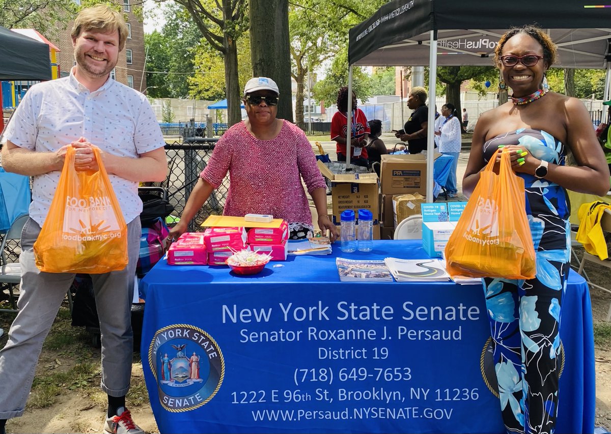 FoodBank4NYC's tweet photo. We were proud to recently join #TeamPersaud for a #FoodDistribution at Bruekelen Family Day. Thank you @SenatorPersaud for your dedication to serving the community and fighting hunger!

#Brooklyn #Canarsie #CypressHills #EastNewYork #OceanHill #Lindenwood #HowardBeach https://t.co/iIgaukhjr2