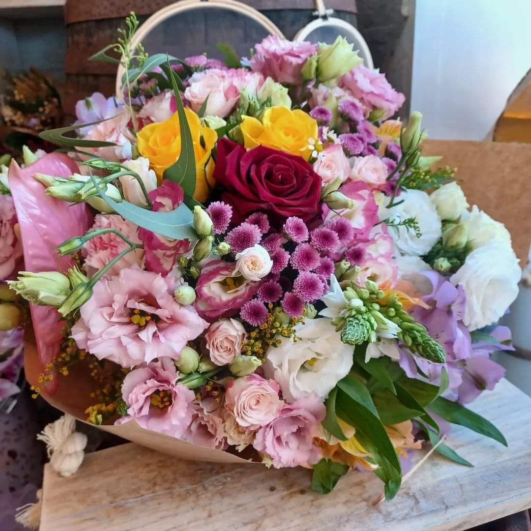 #bouquet #bouquetofflowers #yellow #red #gelosia #amore #passione #flowerdesign #flowershop #cannigione #sardegna #costasmeralda #sardegna #instagood #inastagram #instafashion #instalike #instamood