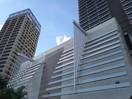 #arquitectura
"Torre Seniat" (antes Torre Capriles) 1968. Obra de los arquitectos John Machado y Gustavo Machado. Con escultura cinética: "Progresión a centro móvil", 1969 del artista  Jesús Soto. Situada en Plaza Venezuela, Caracas
#Caracas #Photography #arte #JesúsSoto