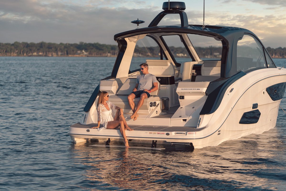 Easily dip into the water on a hot day with the Sundancer 370 automated under-mount submersible step. Sea Ray offers seamless access to the water at all times ✨