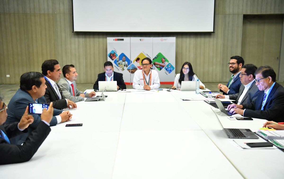 MEF_Peru's tweet photo. En el marco del II Consejo de Estado Regional, el ministro @AlexContreras_M se reunió con el gobernador de Piura, Luis Ernesto Neyra, para abordar la ejecución de inversiones y trabajo de obras de prevención frente a los efectos de El Niño. https://t.co/u33yshARRb