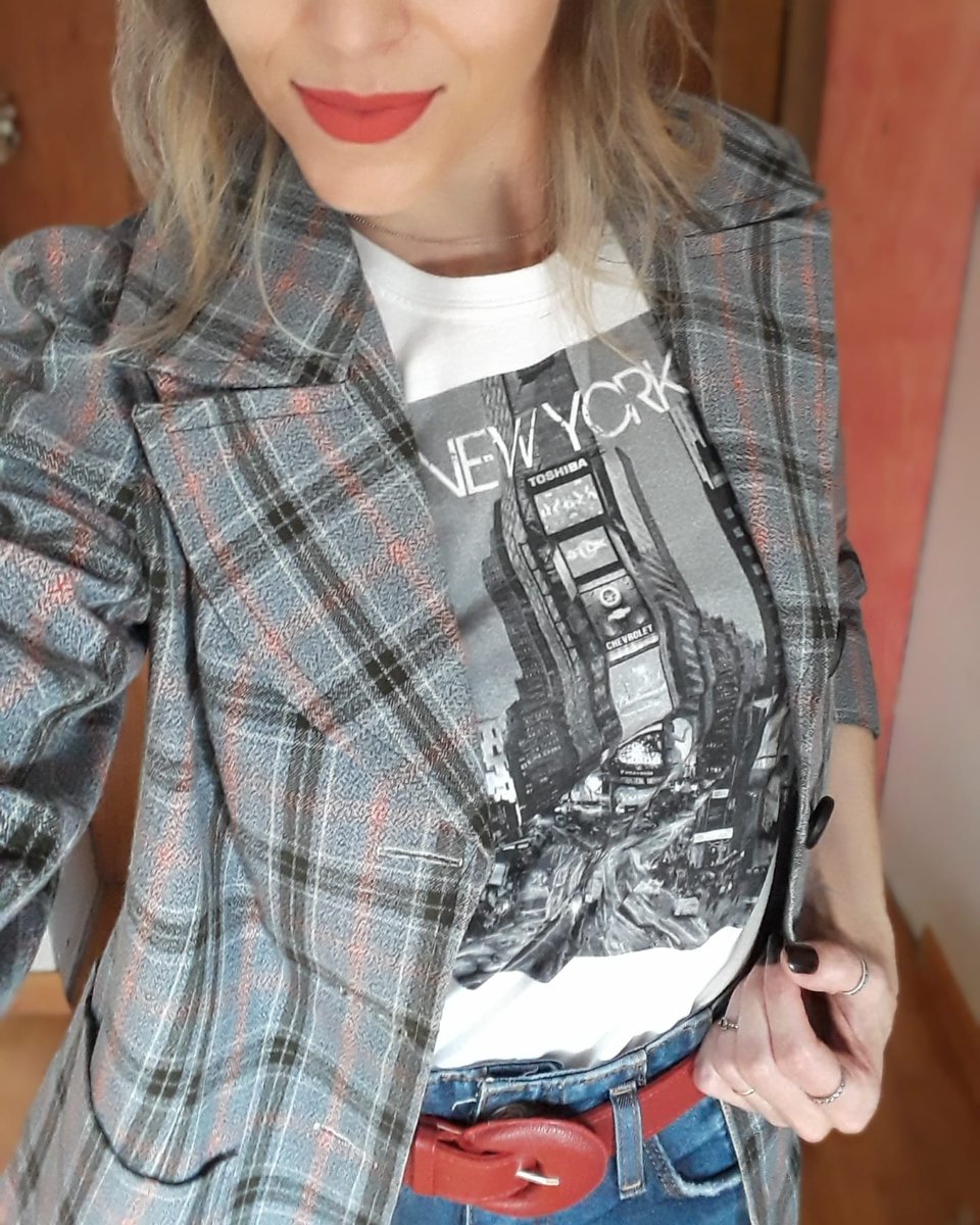 karowerner's tweet photo. T-shirt + blazer: a combinação perfeita! 🖤

E pra dar mais atitude e personalidade ao look, escolha uma camiseta com uma estampa que te represente. ⚡️ 

Você também curte esse hi-lo? Qual combinação de peças faz você se sentir incrível?

#lookLIFE #LifeShirts @lifeshirts8 https://t.co/QDb9MdDC7R