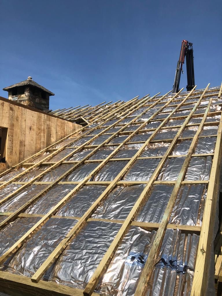 Rehabilitación de la cubierta del Palacio de Canedo de Prada realizada por Construciones Pedro Marcos SL .Cubiertas San Clemente, ha instalado doble espesor de paneles de hybris alveolar a matajuntas (2x90 mm) entre rastreles, colocado lámina impermeable transpirable BOOST’R 1.