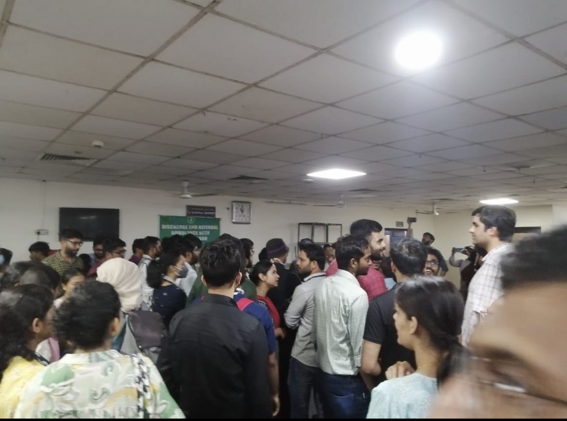 alig_adnan's tweet photo. 24*7 ड्यूटी अपने घर से दूर,patient का इलाज करना, resident doctor अपना 100%ड्यूटी देता है!बदले में बेचारे हम resident doctor, हर दिन मारे जाते है! I stand with AMU STUDENT.Culprit should be arrested.
 NEEDS CENTRAL PROTECTION ACT ⁦@PMOIndia⁩ ⁦@AmitShah⁩ ⁦⁦⁦⁦ https://t.co/GCiivy6cLO