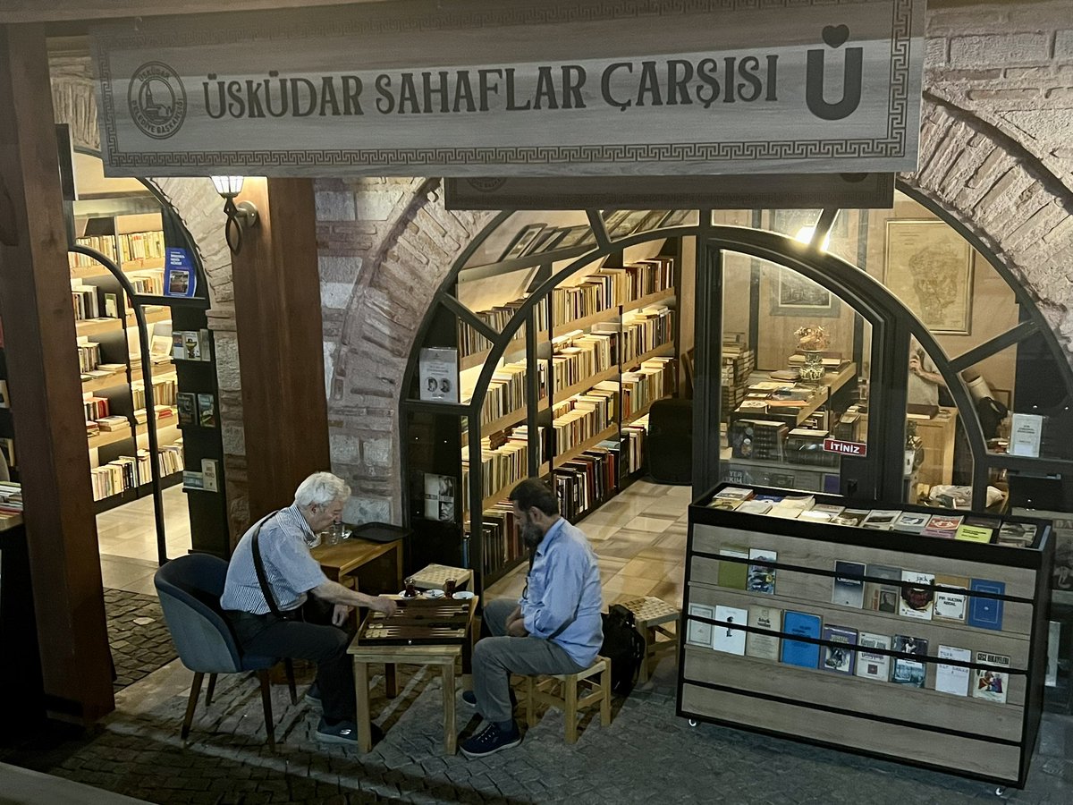 Mehmet Akif iyi bir tavla oyuncusuymuş, eski sahaflarda da bu iptila var imiş; bizim tavlaya bigane kalamayışımız bir tevarüs meselesi olmalı… (Son fotoğraf Beşir Ayvazoğlu ve Haluk Oral)