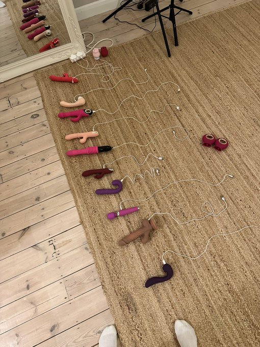 petition for all sex toys to have the same charging cable 🙋🏼&zwj;♀️ this took sooo long to work out https://t